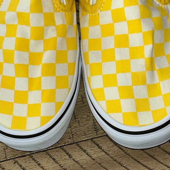 Vans 🛹 🏎️ 🏖️ Checkered Slip-On Sneakers Designed in Cali for rad good looks 👀 - Picture 11 of 17